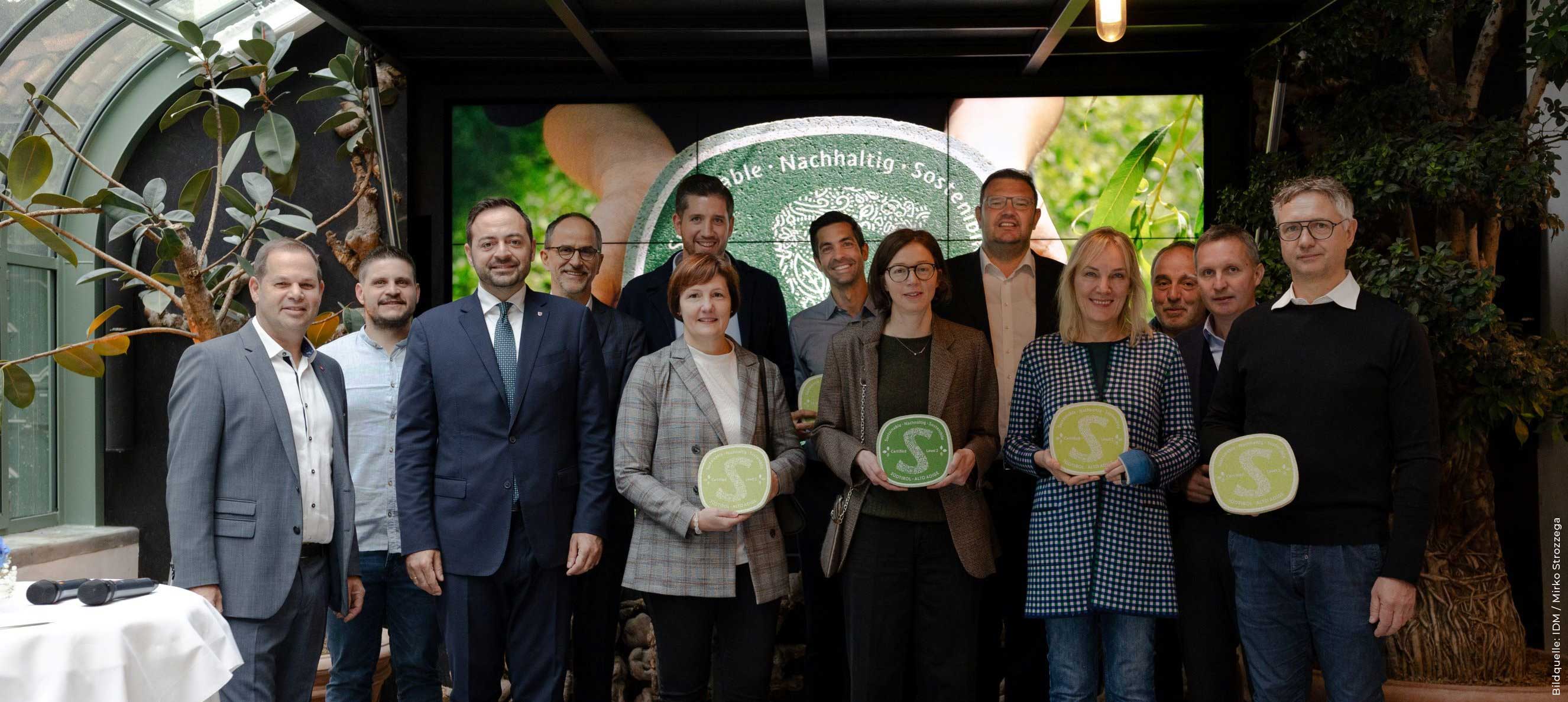 Foto von der Veranstaltung mit den neu zertifizierten Betrieben (Bildquelle: IDM / Mirko Strozzega)